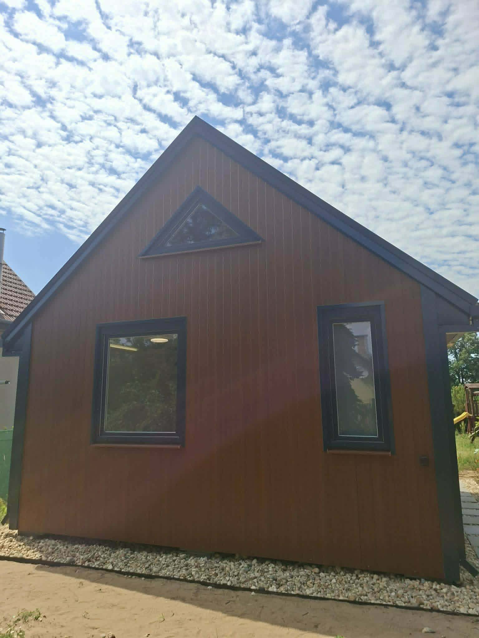 Az elkészült kisház kívülről
